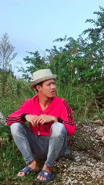 小伙吃辣瓜视频,小伙挑战辣瓜，舌尖上的极限挑战