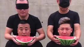 两个阿爸吃瓜原视频,两位阿爸的欢乐吃瓜大作战