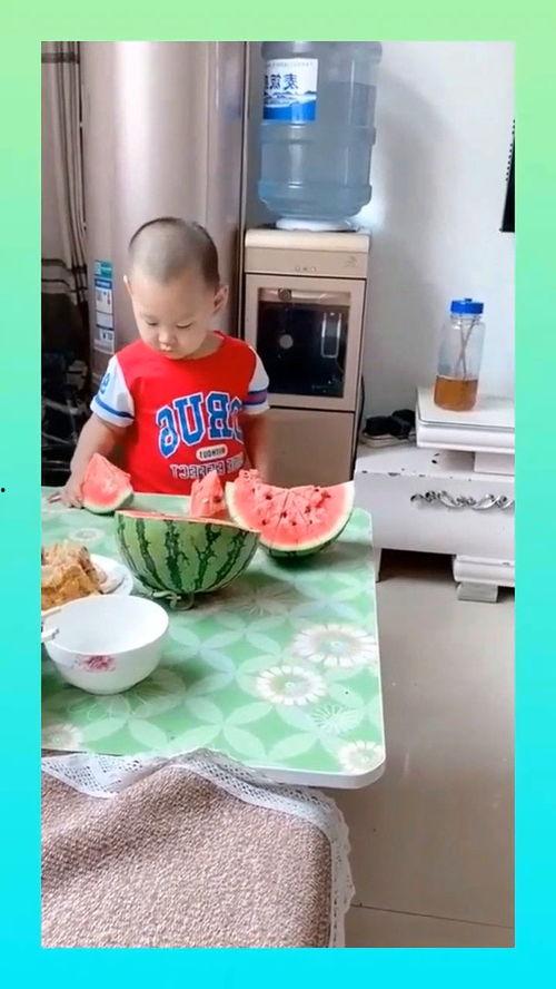 安慰弟弟吃瓜的视频,温馨视频传递亲情力量